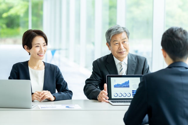 お客様に営業で説明するシーン